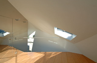Illustration for article titled This Tokyo "Mineral House" is like living in your own private Inception